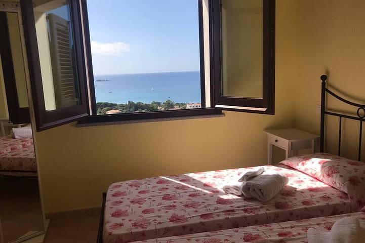 Campulongu, Villa mit Panoramapool 350 Meter vom Meer entfernt in Campulongu, Villasimius
