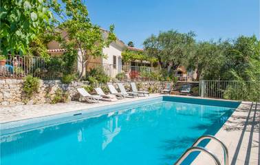 Gîte pour 7 personnes, avec terrasse ainsi que piscine et jardin, animaux acceptés à Spéracèdes