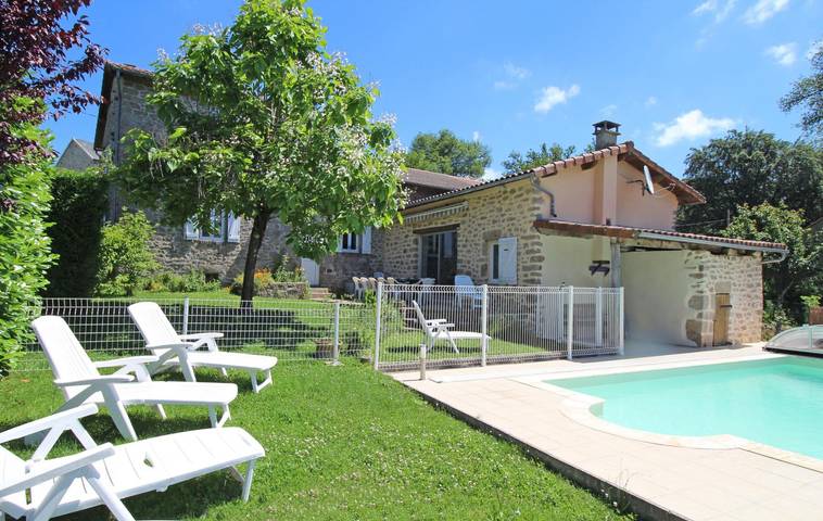 Gîte pour 12 personnes, avec jardin ainsi que terrasse et piscine dans Razès