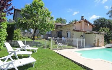 Gîte pour 12 personnes, avec jardin ainsi que terrasse et piscine, adapté aux familles dans Razès