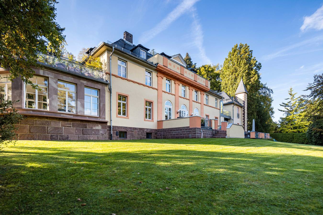 Entire apartment, Panorama Penthouse in a Beautiful Villa in Brasselsberg, Kassel