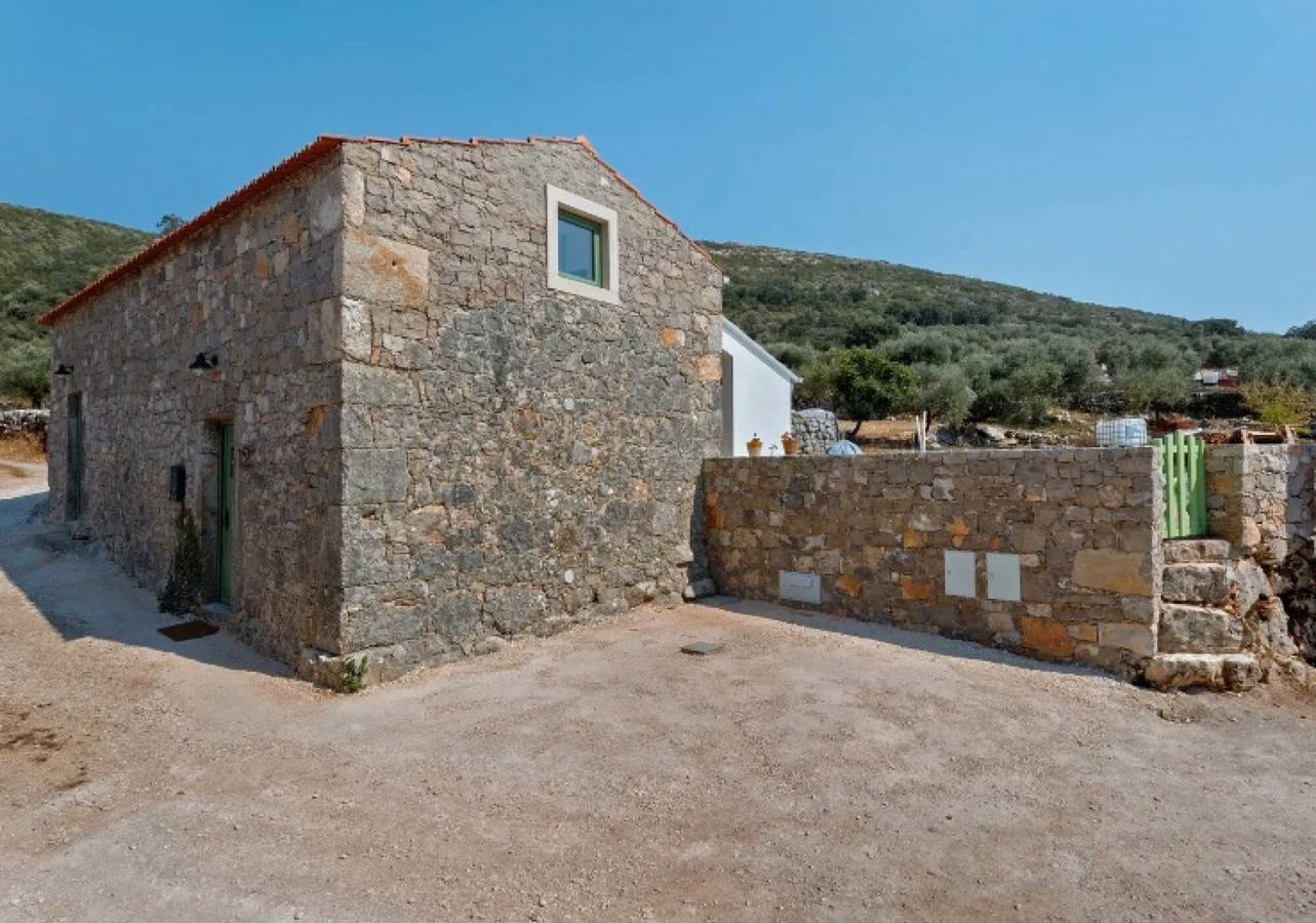 Country House 'Curva' with Mountain View, Private Pool and Wi-Fi in Arrimal e Mendiga, Parque Natural das Serras de Aire e Candeeiros