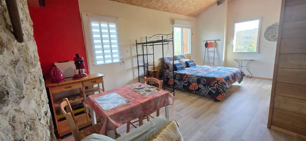 Maison d’hôte pour 2 personnes, avec terrasse et vue ainsi que piscine et jardin à Sampzon