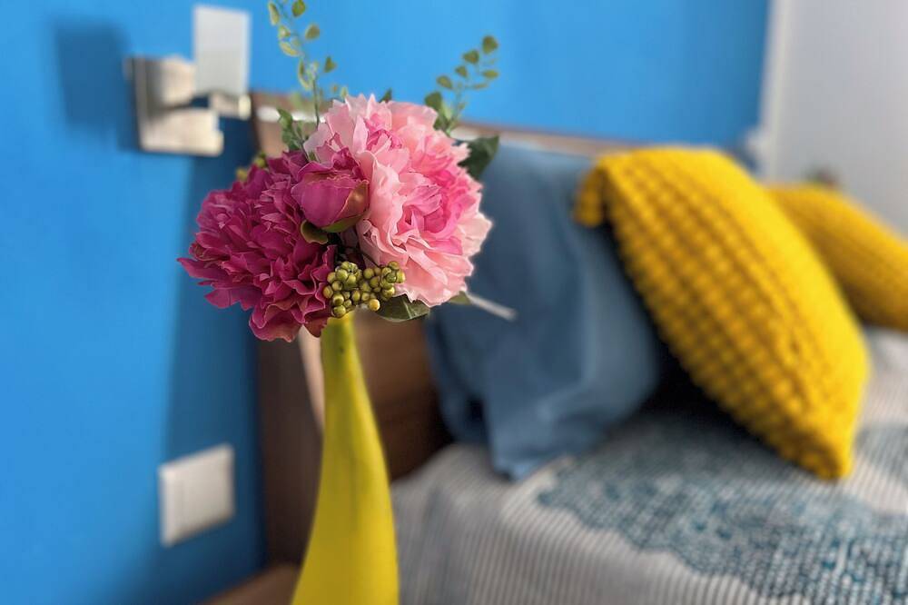 Ganze Wohnung, Penthouse with large terrace 50 m from the beach: an oasis of peace and beauty. in Necujam, Solta