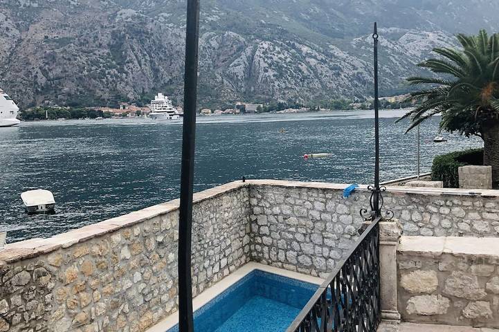 Ferienhaus für 12 Personen, mit Balkon und Terrasse sowie Garten in Kotor