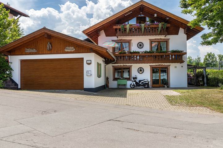 Ganze Wohnung, Apartment 'Ferienwohnung Seeseite' mit Seeblick, gemeinsamer Terrasse und Wlan in Bad Bayersoien, Bayerische Alpen