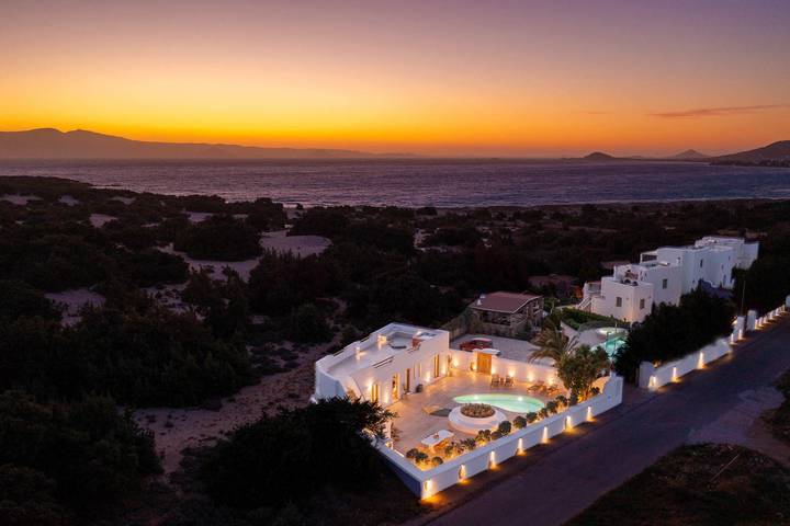 Villa for 9 people, with garden and ocean view as well as pool in Naxos