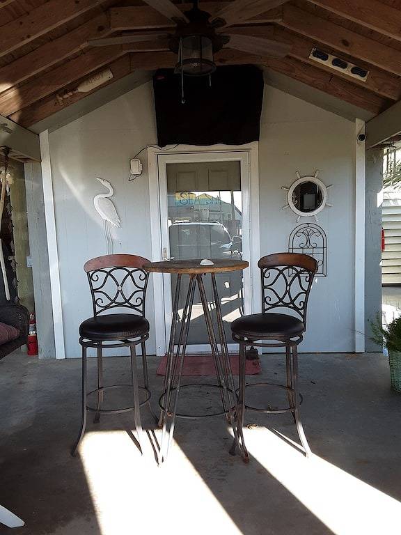 Home with beach view from front porch, only two minute walk to beach. Very Nice! in Crystal Beach, Galveston County