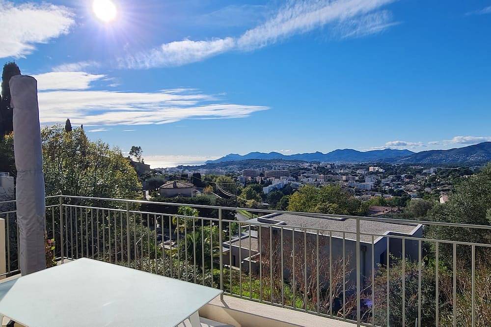 Entire apartment, Villa Appartment 100m², Mougins, incredible view, superb indoor pool in Mougins, Cannes region