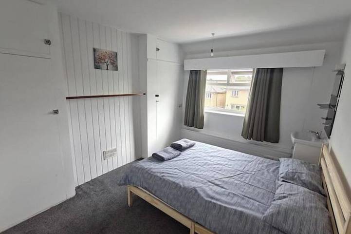 Entire 3-bed home with parking near uni & hospital in Guildford, Surrey