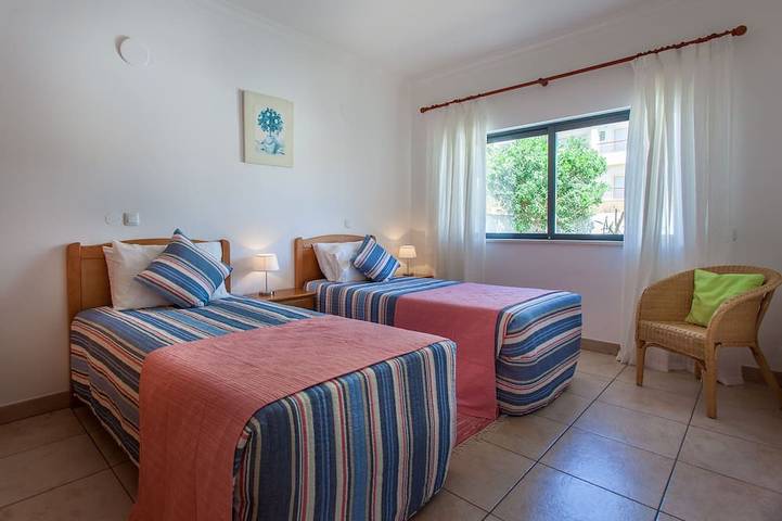 Nova cama enorme 3, 3 casa de banho com piscina privada.  Vista para o mar e área para churrasco. in São Sebastião, São Gonçalo de Lagos
