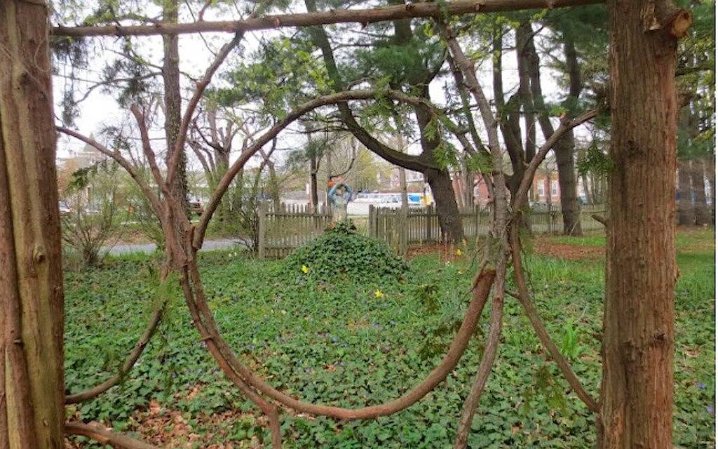 Ganze Wohnung, Historic Italianate second floor apt in the heart of historic village in Bristol County