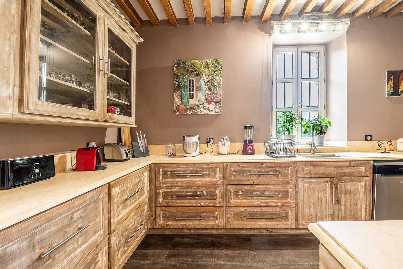 Wine estate with sunset courtyard near Bédoin in Mazan, Parc naturel régional du Mont-Ventoux