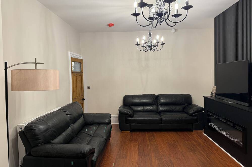 Large Luxury 4 bedroom home with parking in Manchester, Greater Manchester