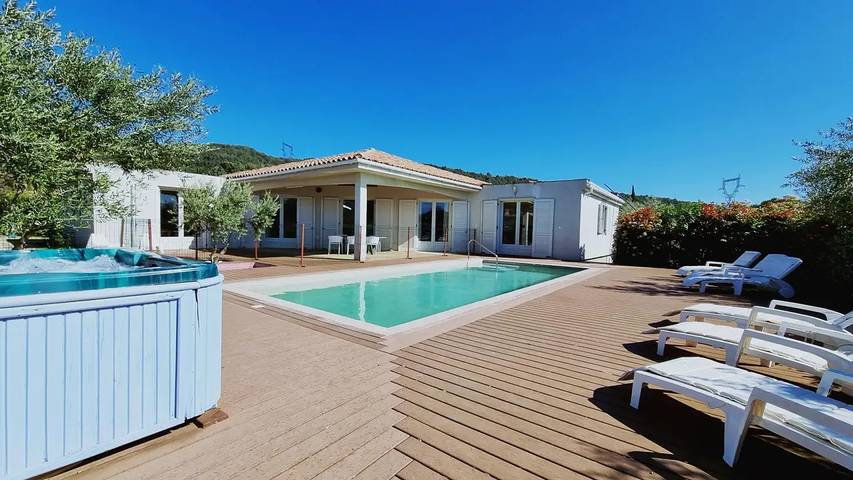 Location de vacances pour 9 personnes, avec terrasse et piscine à Oupia