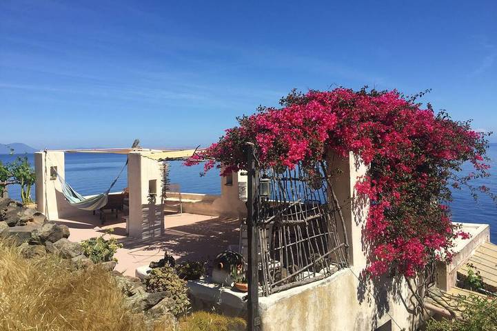 Gîte pour 4 personnes, avec Balcon ainsi que Terrasse et Jardin dans Alicudi