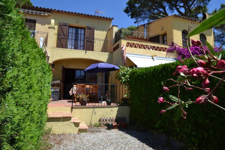 Casa rural para 4 personas, con Balcón y Terraza además de Jardín y Piscina en Baix Empordà
