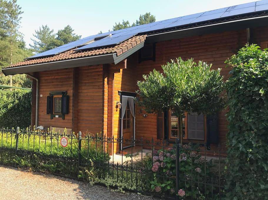 Houten chalet/bungalow in het bos, sauna, jacuzzi in Nationaal Park De Groote Peel