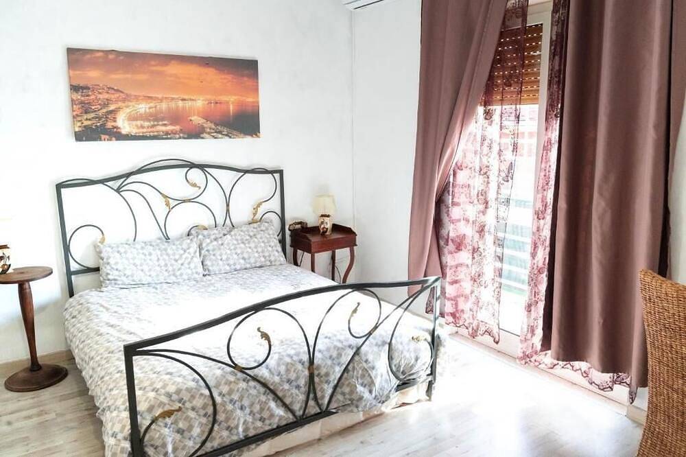 Apartamento entero, Room with private bathroom - Brown in Nápoles, Provincia de Nápoles