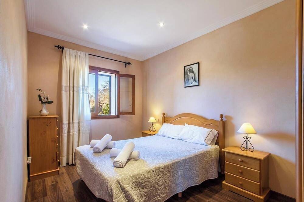 Finca Capote, private pool, Wifi, A/C, 3 bedrooms, 2.5 bathrooms, 6 persons in Búger, Majorca Center