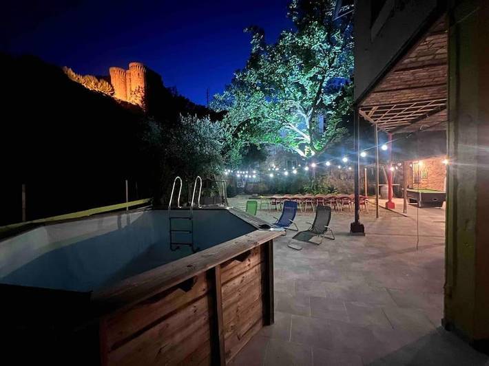 Maison de vacances pour 22 personnes, avec Balcon et Jacuzzi ainsi que Terrasse et Jardin dans Largentière