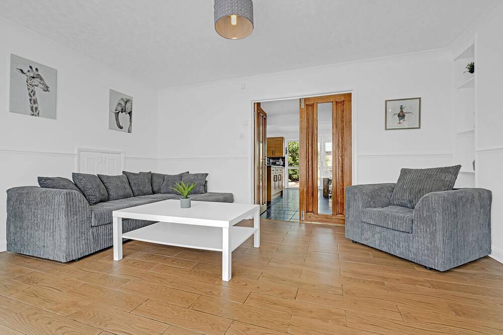 Heathrow Living St Annes Serviced House 5 bedrooms 3 bath in Spelthorne, Colne Valley Park