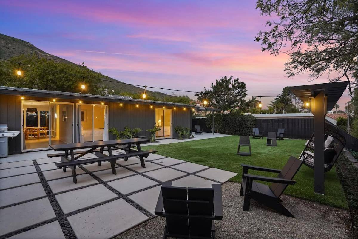 Malibu Beach House by Stay Awhile Villas in Malibú, Los Angeles County