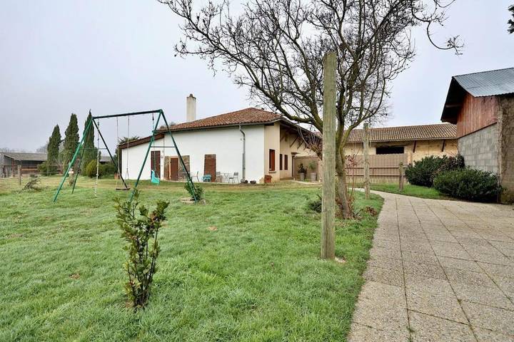 Location de vacances pour 12 personnes, avec terrasse et piscine, animaux acceptés dans Cruzilles-lès-Mépillat