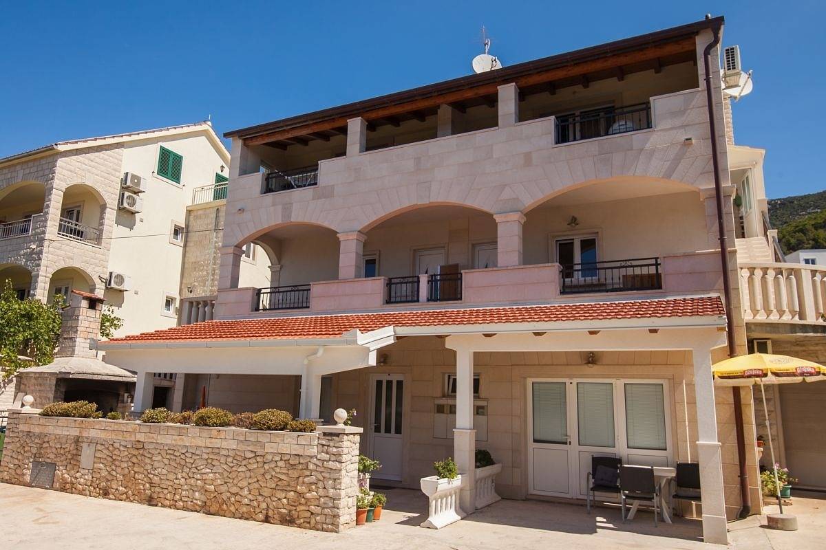 Ganze Wohnung, 2-Zimmer-Ferienwohnung mit Terrasse und Meerblick Bol, Brac A-23848-b in Bol, Brac