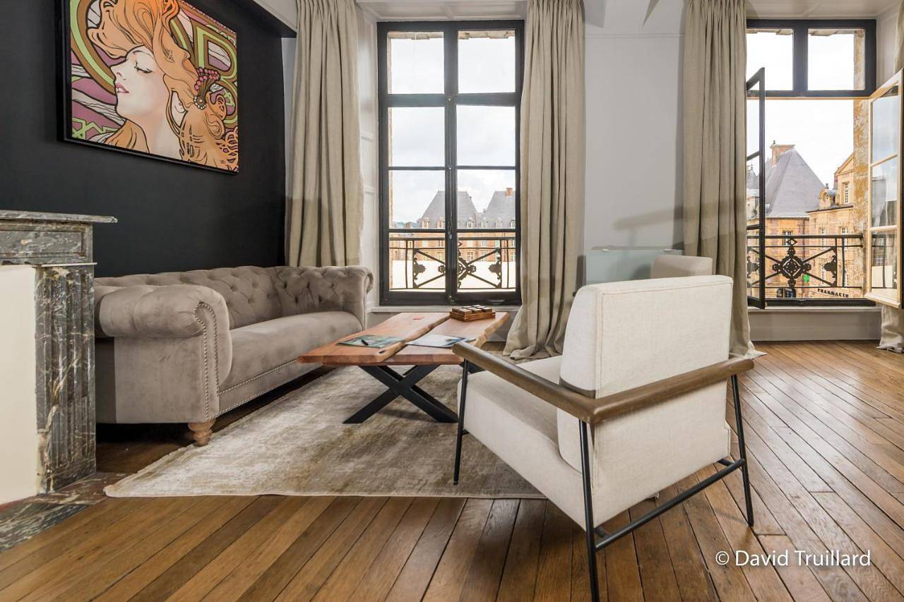 Appartement entier, Suite Mana Cupidon avec Vue Place Ducale et Parking inclus in Charleville-Mézières, Ardennes