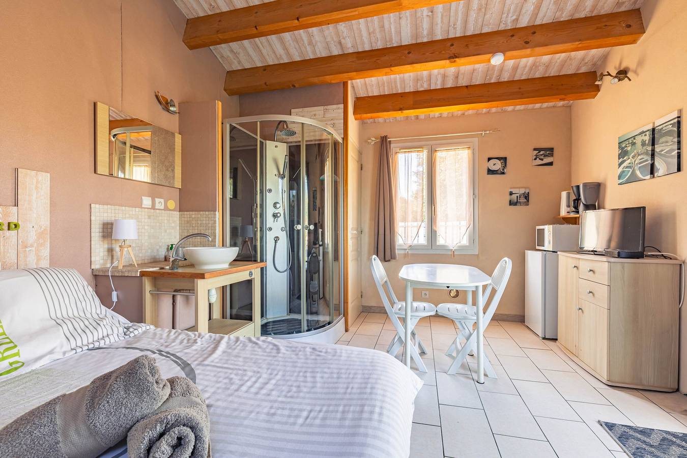 Chambre d’hôtes « Les Enclouses » avec terrasse privée et Wi-Fi in Dolus-d'Oléron, Côte de Beauté