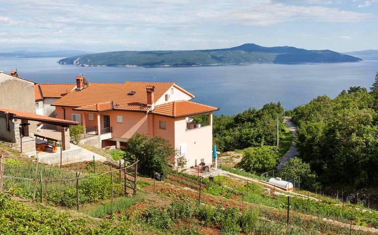 Ferienwohnung für 2 Personen, mit Balkon und Terrasse sowie Garten und Ausblick in Mošćenice