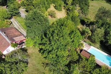 Gîte pour 8 personnes, avec jardin ainsi que piscine et vue, animaux acceptés à Agnac