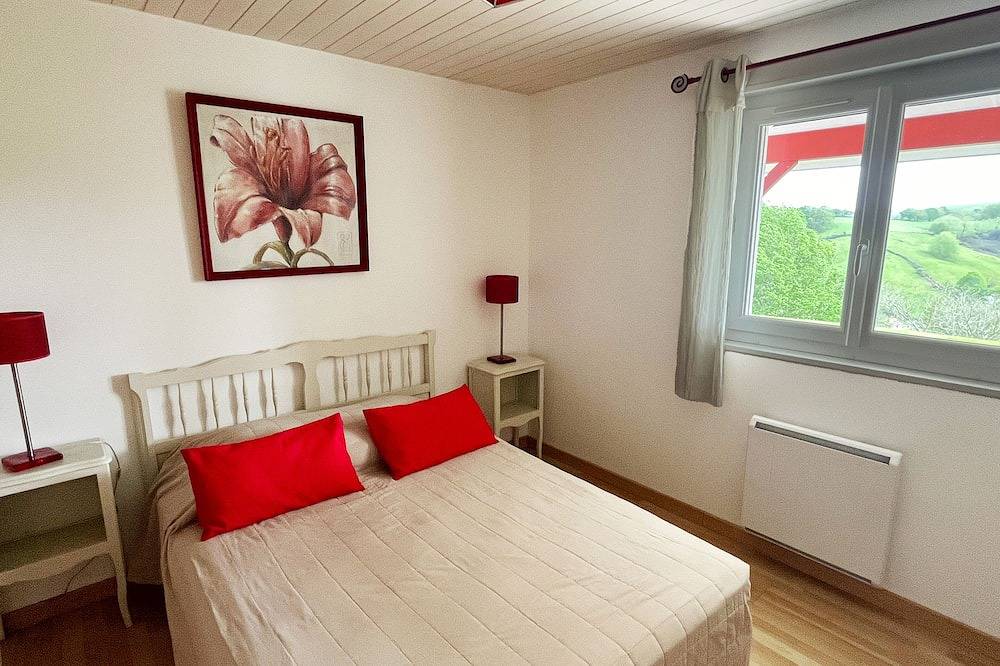 Appartement entier, Gîte classé, décoration soignée, ensoleillé, vue panoramique sur campagne in Hasparren, Région de Bayonne