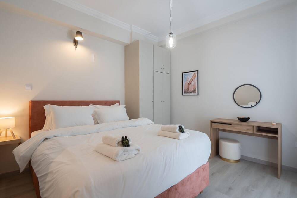 Entire apartment, 1Br Apt w/ Backyard in Plaka |10' From Acropolis in Central Section of Athens, Athens