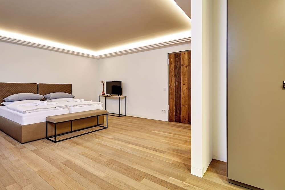 Ganze Wohnung, Modern mit Tradition, Suite mit  gr. Südterrasse, Bbq, Wifi, Zugang Sauna Haus in Murnau am Staffelsee, Das Blaue Land