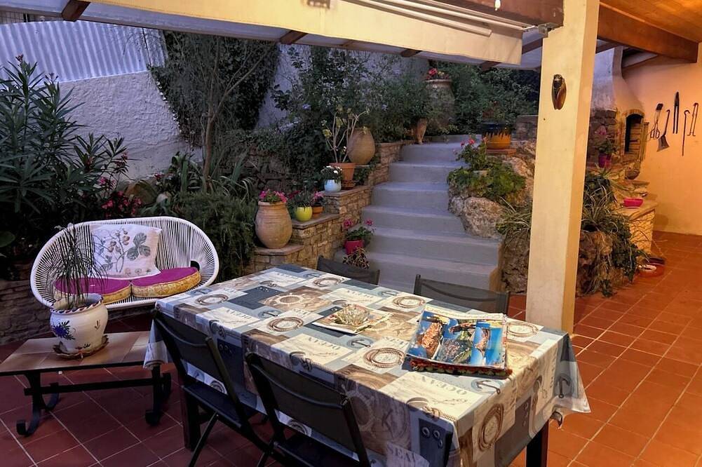 Appartement entier, Appartement en rez-de-chaussée de villa avec terrasses et piscine in Ollioules, Côte méditerranéenne (France)