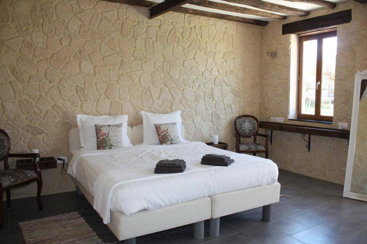 Château Latour - B&B - Dinner by reservation only - Pool - Parking in Fours, Nièvre