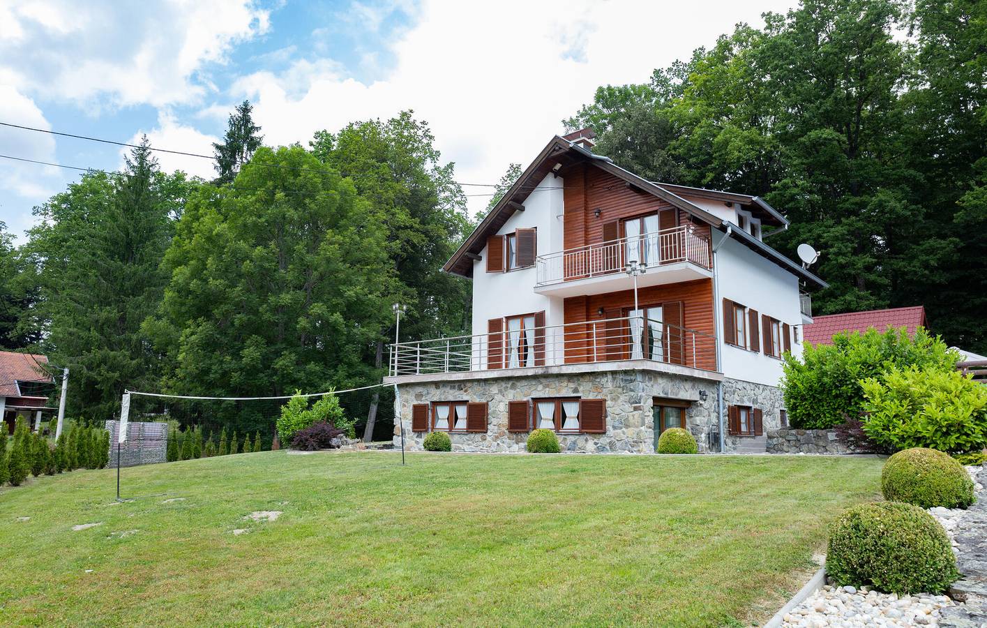 Charmante 230 m² große Wohnung mit Pool, Terrasse und Grill in Pozega-Slawonien