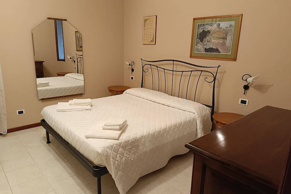 Entire apartment, Apartment in courtyard 15' from Lake Garda in Villafranca di Verona, Verona Province