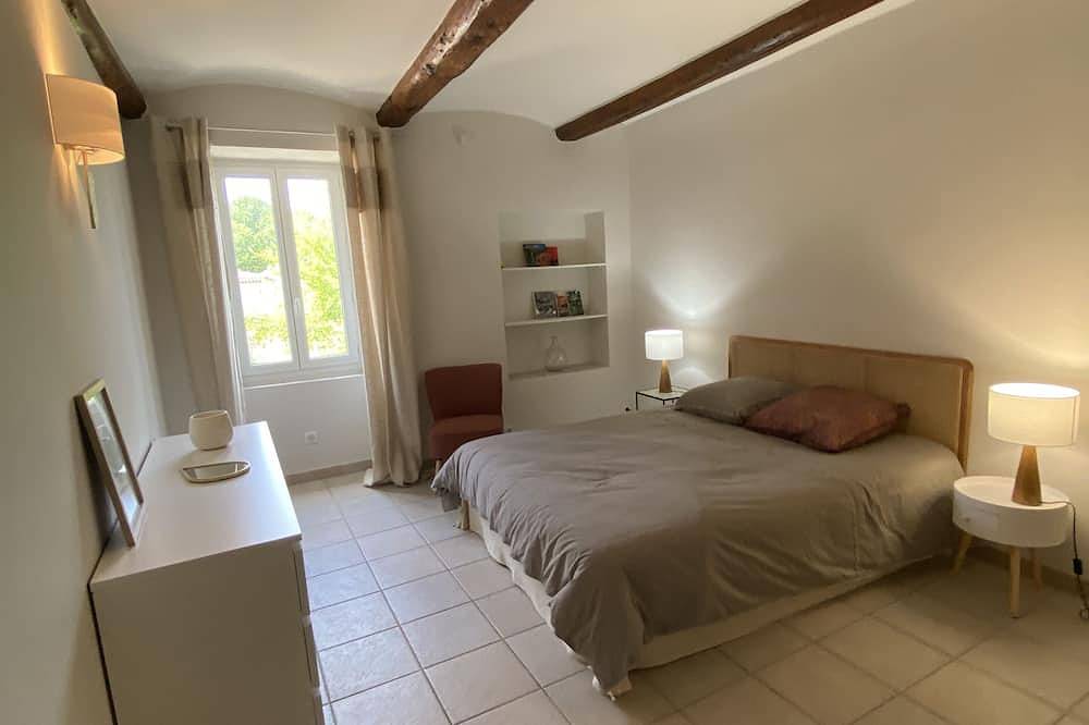 Charming house 800 m from the river with terrace and courtyard. in Cornillon, Nimes und Umgebung