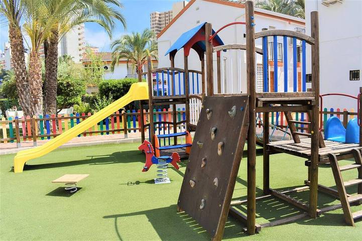 Casa de vacaciones para 5 personas, con piscina además de balcón y jardín en Benidorm