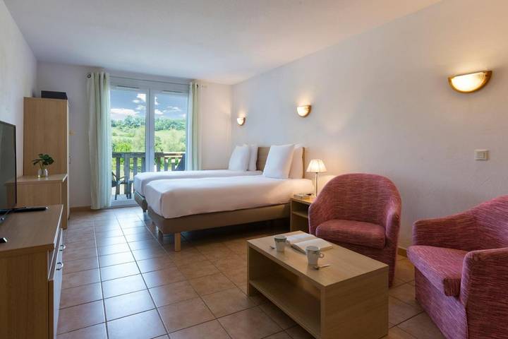 Location de vacances pour 2 personnes, avec Balcon et Terrasse ainsi que Jardin et Piscine à Barbaste - 2
