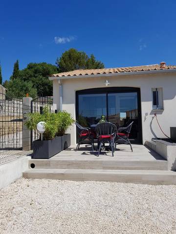 Location de vacances pour 2 personnes, avec jardin et vue à Lédenon