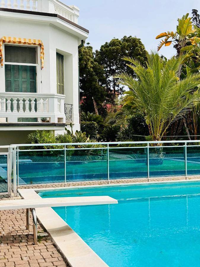 Ferienwohnung für 4 Personen, mit Balkon und Whirlpool sowie Terrasse und Garten