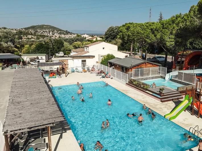 Mobil home pour 4 personnes, avec bassin pour enfant et jacuzzi