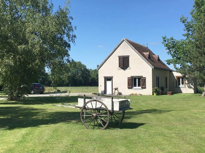Gîte pour 4 personnes, avec Terrasse ainsi que Jardin et Vue à Neuvy-Saint-Sépulchre