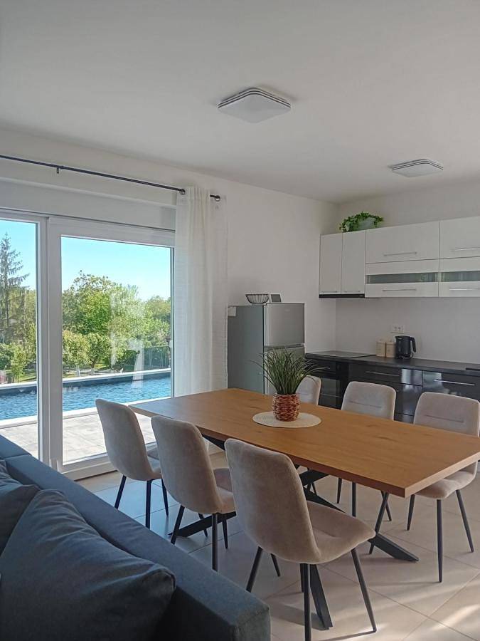 Spa & Pool Holiday House - Šumska vila in Żupania brodzko-posawska