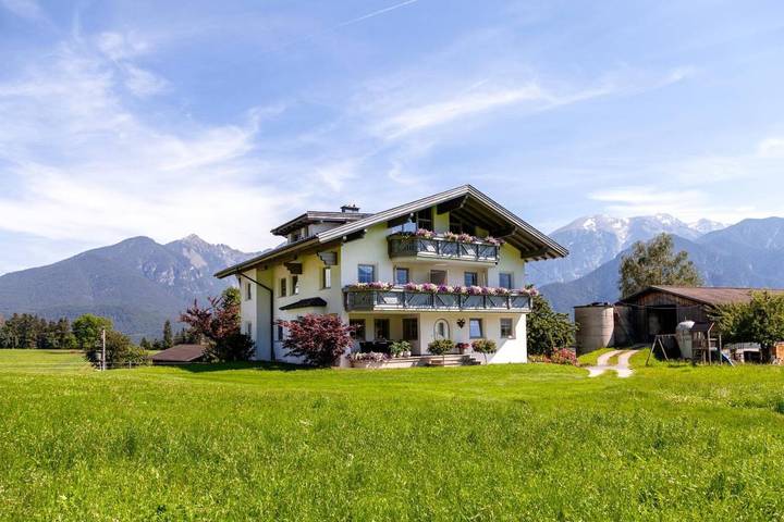 Ferienwohnung für 5 Personen, mit Balkon und Terrasse sowie Garten und Ausblick in Oberperfuss - 2