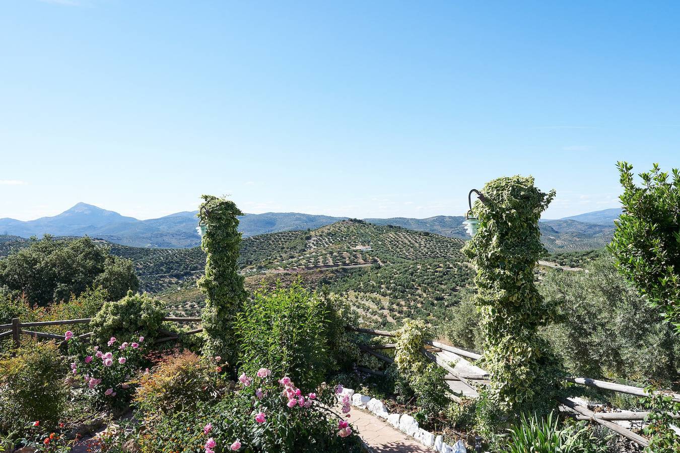 Casa vacacional 'La Sierrezuela' con vistas a la montaña, piscina privada y Wi-Fi in Castillo de Locubín, Sierras Subbéticas